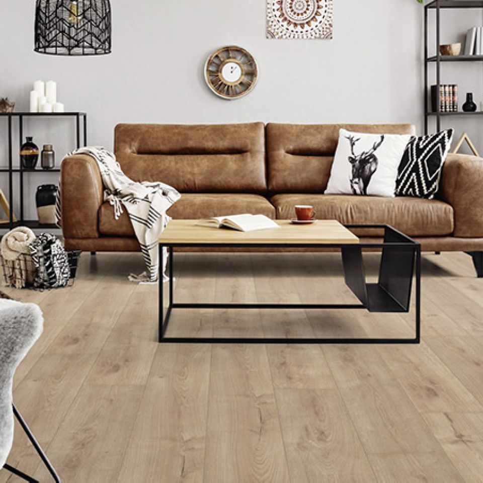 Suelo Laminado Hidrófugo AC5 8mm Hàbitat Long Roble 310 instalado en un salón