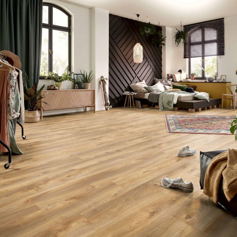 Suelo Laminado Hidrófugo AC5 10mm Residence Macro Oak Nature 1008 instalado en una habitación