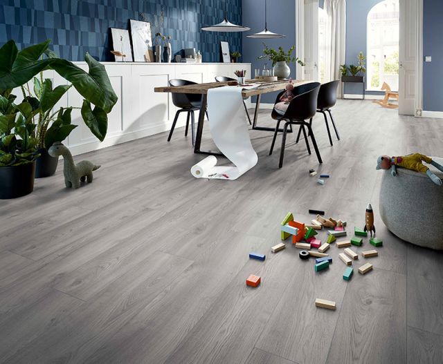 Suelo Laminado Hidrófugo AC5 10mm Residence Macro Oak Light Grey 1019 instalado en una cocina