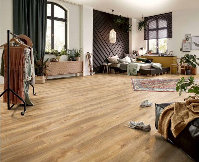 Suelo Laminado Hidrófugo AC5 10mm Residence Macro Oak Nature 1008 instalado en una habitación