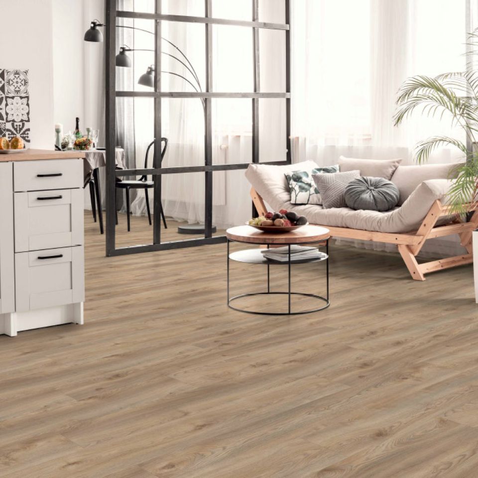 Suelo Laminado Hidrófugo AC5 10mm Residence Macro Oak Beige 1018 instalado en un salón