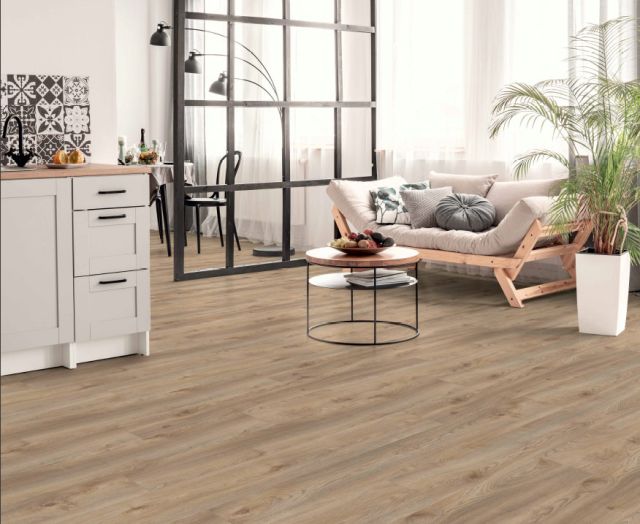 Suelo Laminado Hidrófugo AC5 10mm Residence Macro Oak Beige 1018 instalado en un salón