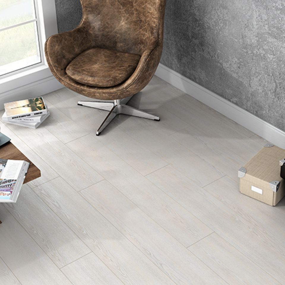 Suelo Laminado AC5 N-Line Roble claro 502 instalado en un salón