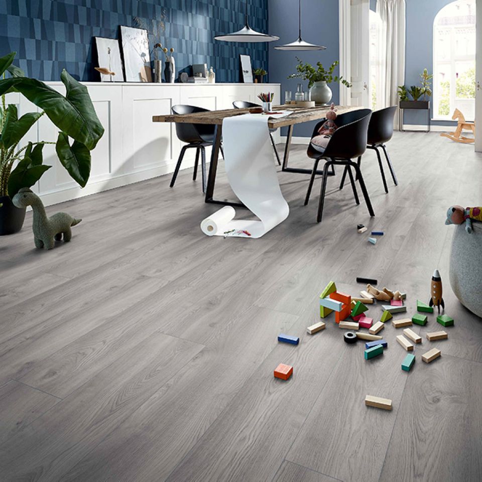 Suelo Laminado Hidrófugo AC5 10mm Residence Macro Oak Light Grey 1019 instalado en una cocina
