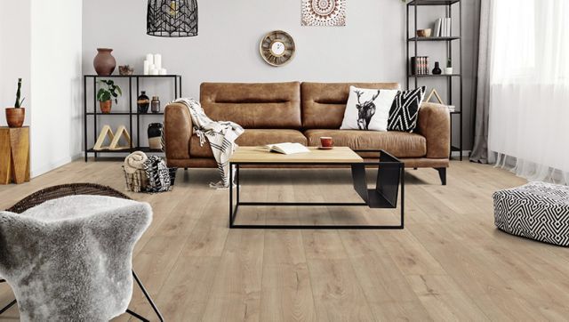 Suelo Laminado Hidrófugo AC5 8mm Hàbitat Long Roble 310 instalado en un salón