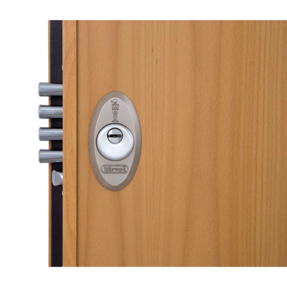 Detalle de cerradura de alta seguridad en puerta acorazada Serie V Lucerna con acabado en haya y sistema de cilindros reforzados