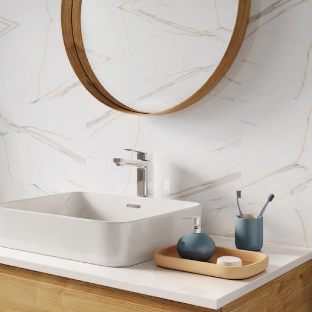 Revestimiento Pared Spc Calacatta White Instalado En El Bano 36070C24