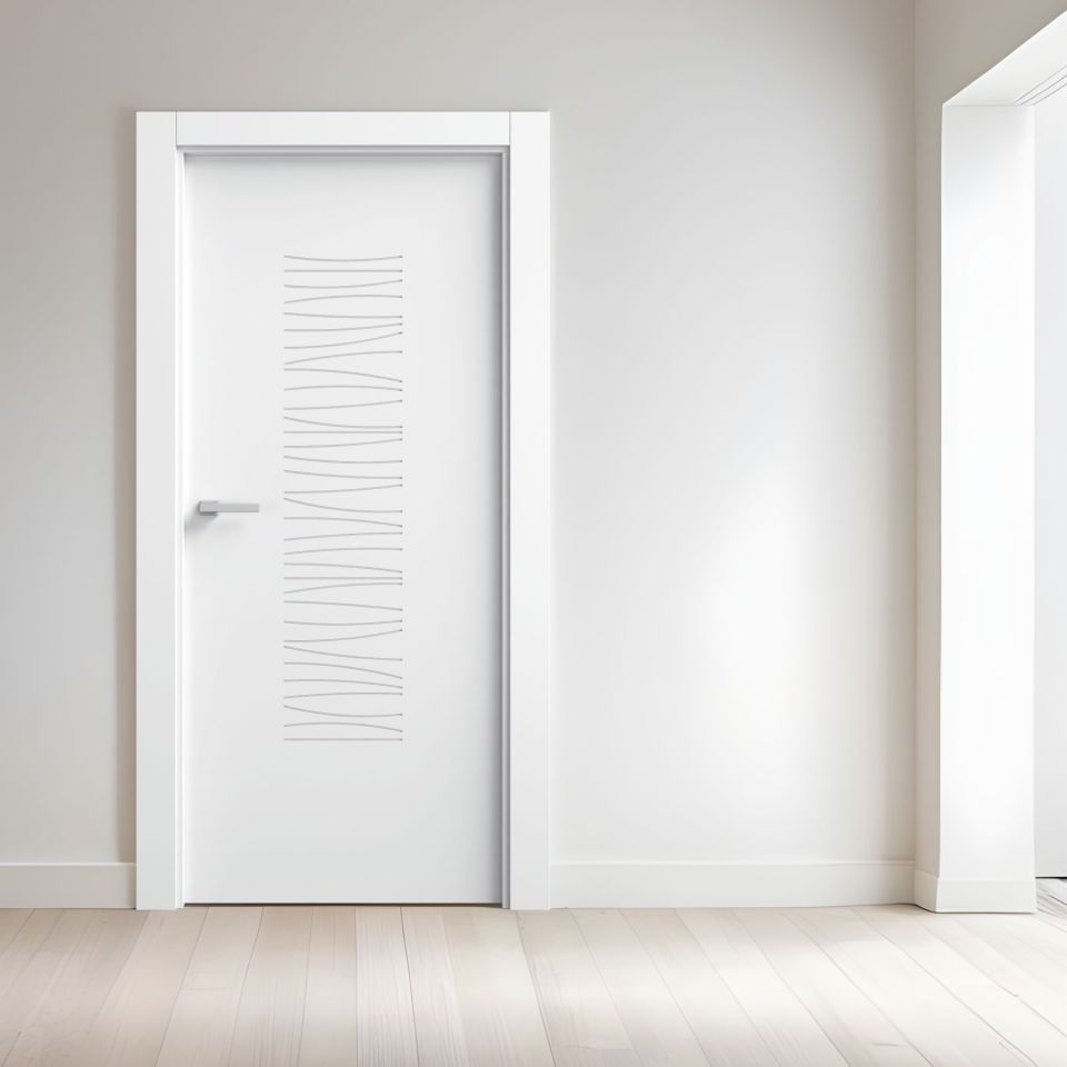 Puerta Lacada En Blanco En Block Maciza Mod. Tb72 Instalada En Una Habitación Con Paredes Blancas