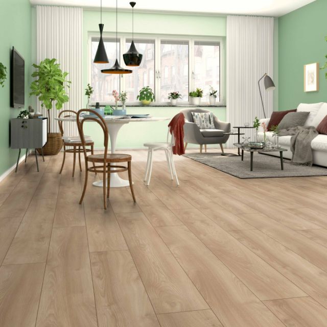 Suelo Laminado Hidrofugo Ac5 10Mm Residence Macro Oak Light 1012 Instalado En Un Salon 84B66413