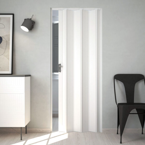 Puerta Plegable Pvc Blanca Instalada En Una Habitación