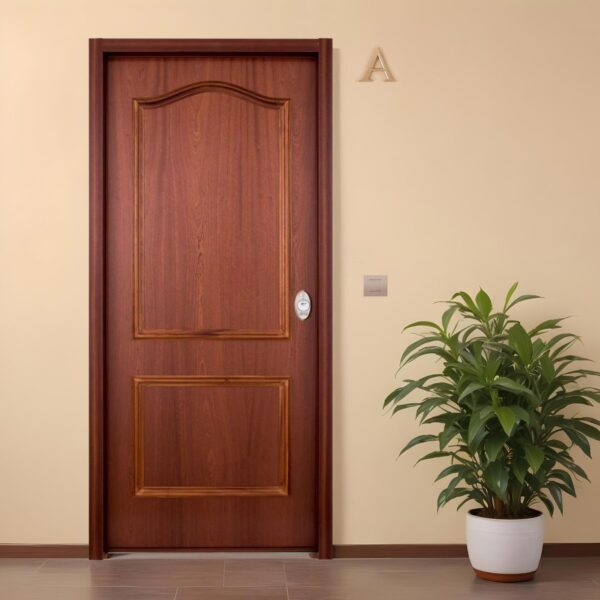 Puerta Acorazada Estilo Provenzal En Acabado Sapelly, Instalada En Interior Con Planta Decorativa Y Cerradura De Alta Seguridad