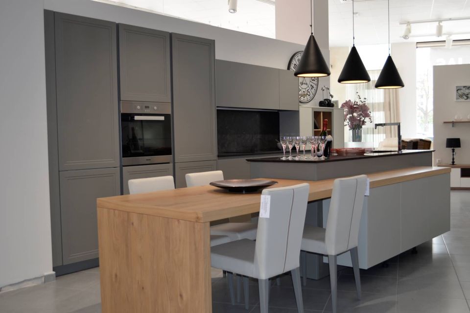 Cocina a medida moderna con gabinetes gris antracita e isla de madera.