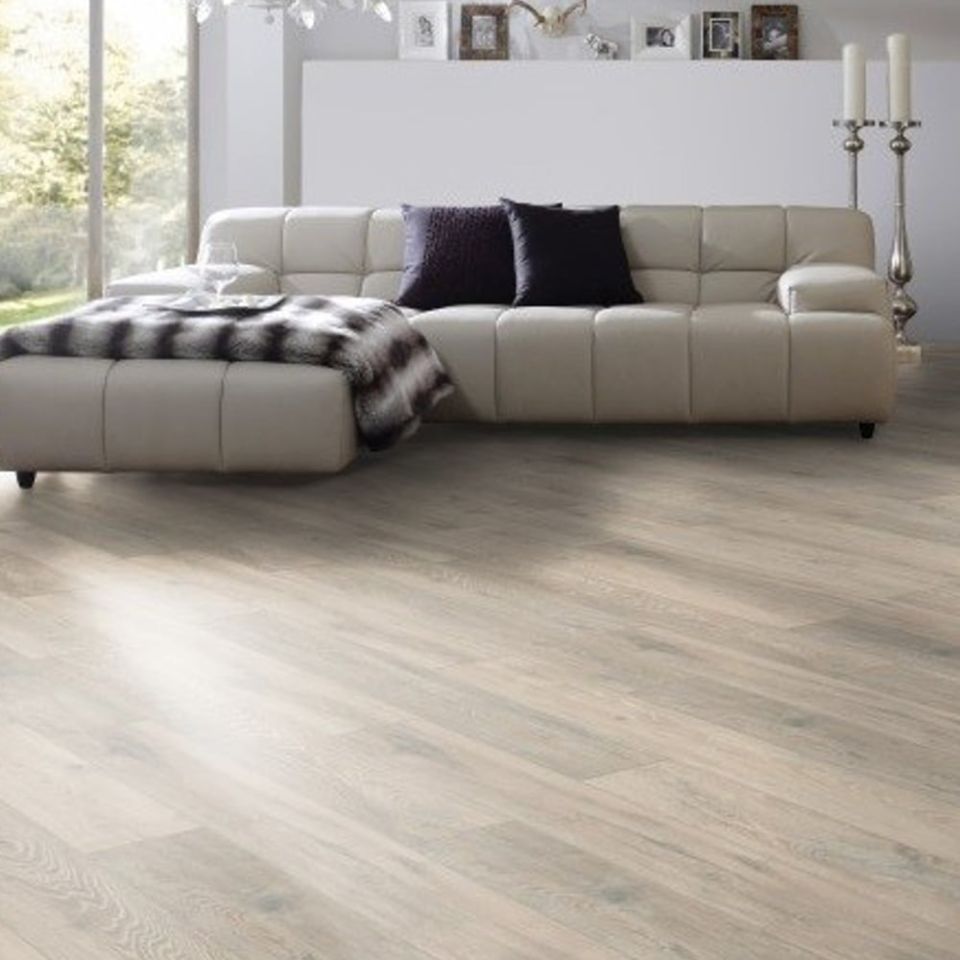 Suelo Laminado Hidrófugo AC5 8mm Hábitat Colorado Oak H 635 instalado en un salón