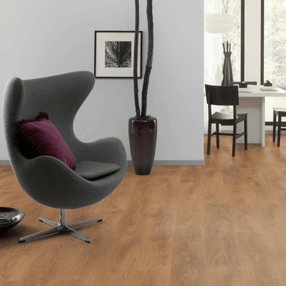 Suelo Laminado Hidrófugo AC5 8mm Hábitat Harlech Oak H 612 instalada en un salón