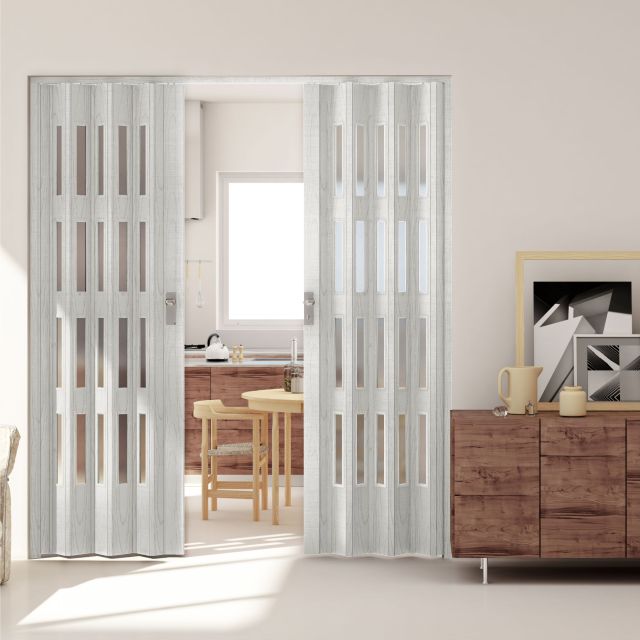 Puerta plegable pvc blanco vetas con cristal instalada en una habitación moderna