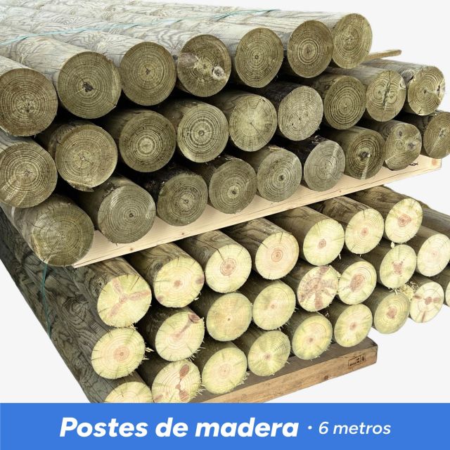 Postes de madera tratada de 6 metros de largo apilados sobre palé, ideales para postes de luz y estructuras rústicas.