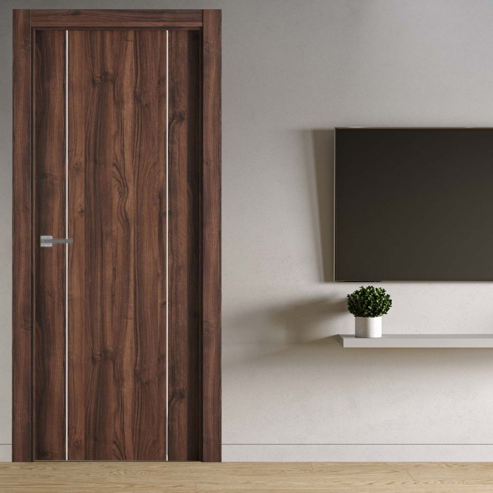 puerta laminada x1000 nogal selva perciber instalada en baño moderno con revestimiento gris