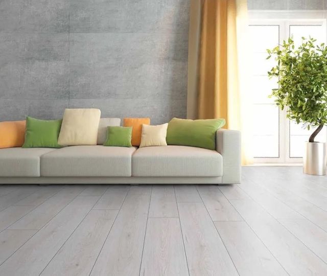 Suelo laminado roble blanco D3201 instalado en una habitación moderna