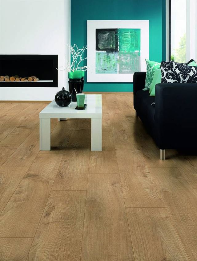 Suelo Laminado AC5 Hábitat Plus Roble 120 instalado en un salón