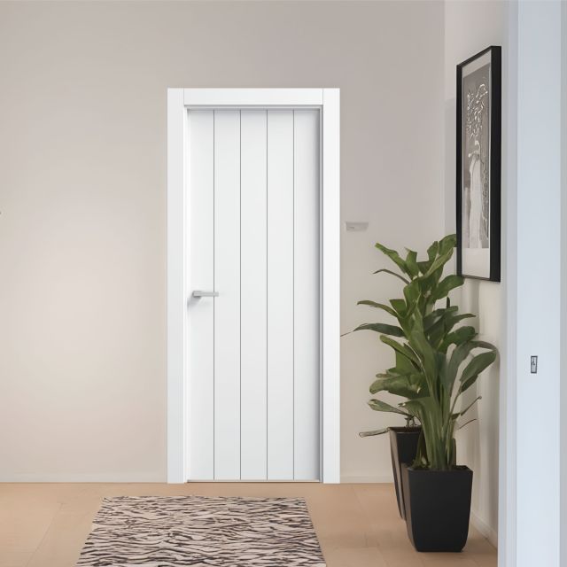 Puerta lacada blanca en block maciza mod TB840 instalada en una habitacion moderna