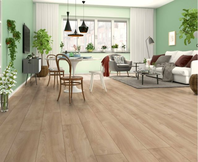 Suelo Laminado Hidrófugo AC5 10mm Residence Macro Oak Light 1012 instalado en un salón