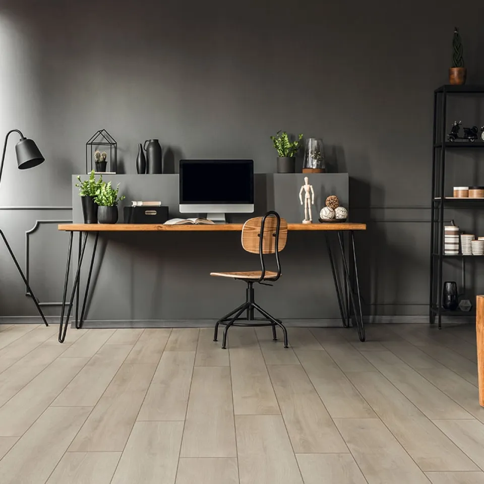 Suelo laminado roble beige d3902 instalado en un ambiente moderno