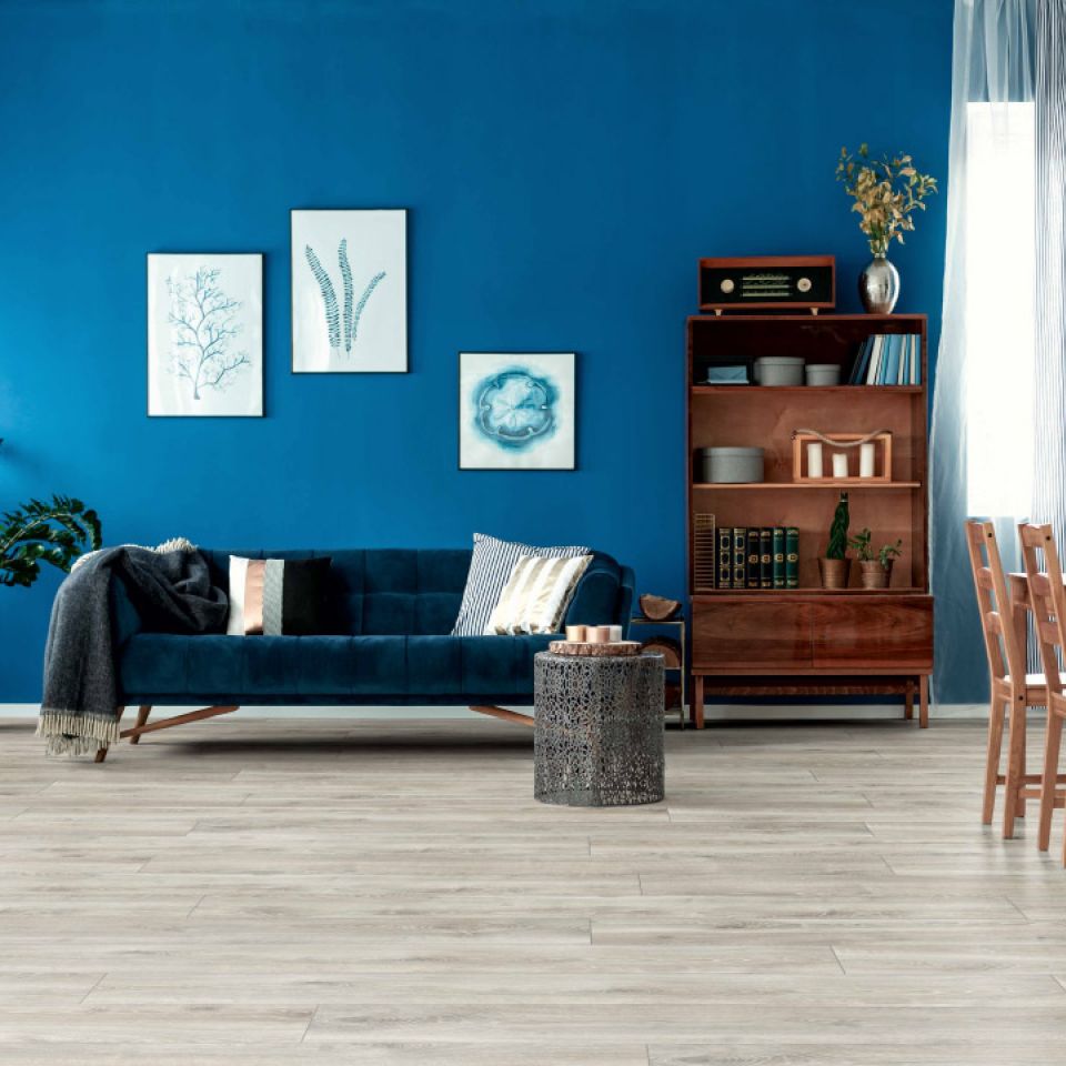 Suelo Laminado Hidrófugo AC5 10mm Residence Highland Oak Silver 1013 instalado en un salón