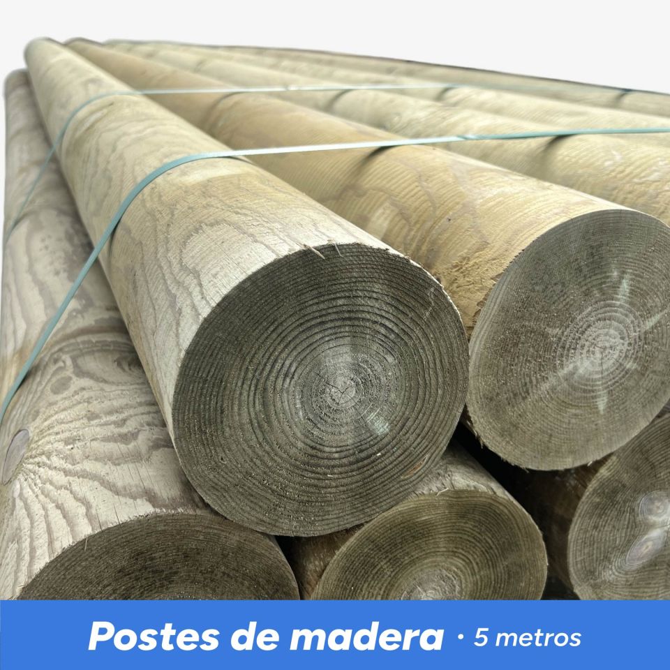 Lote de postes de madera de 5 metros de largo tratada, apilados para cercados y estructuras rurales
