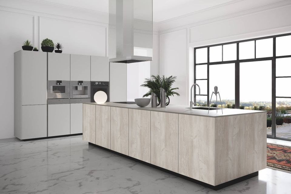 Cocina a medida con gabinetes grises.