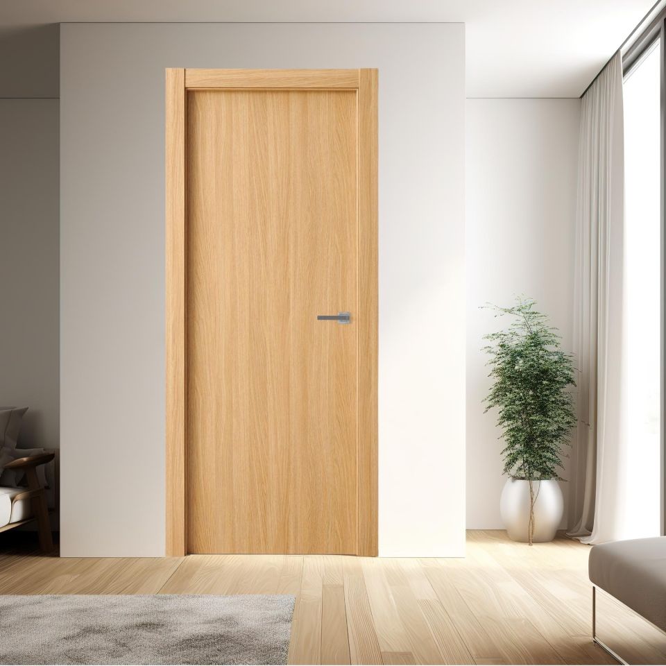 Puerta laminada Roble Pure Modelo G1000 Perciber instalada en salón moderno con paredes blancas, suelo de madera clara y luz natural