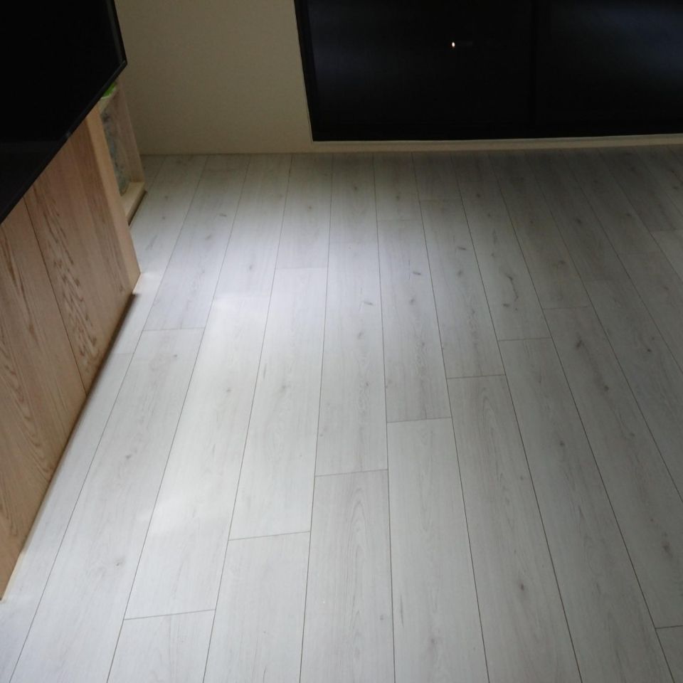 Suelo laminado roble blanco D3201 instalado en una habitación amplia