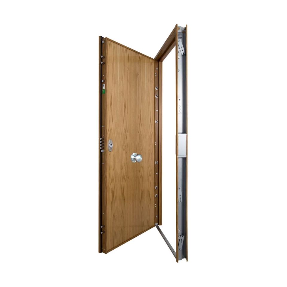 Detalles de la puerta acorazada roble con su marco de metal cara exterior