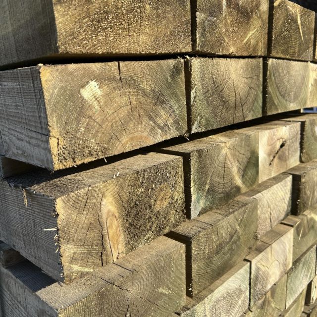 Una pila de traviesas de madera de pino