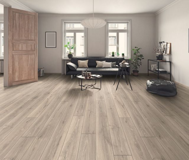 Suelo Laminado Hidrófugo AC5 8mm Hàbitat Long Roble gris 312 instalado en un salón