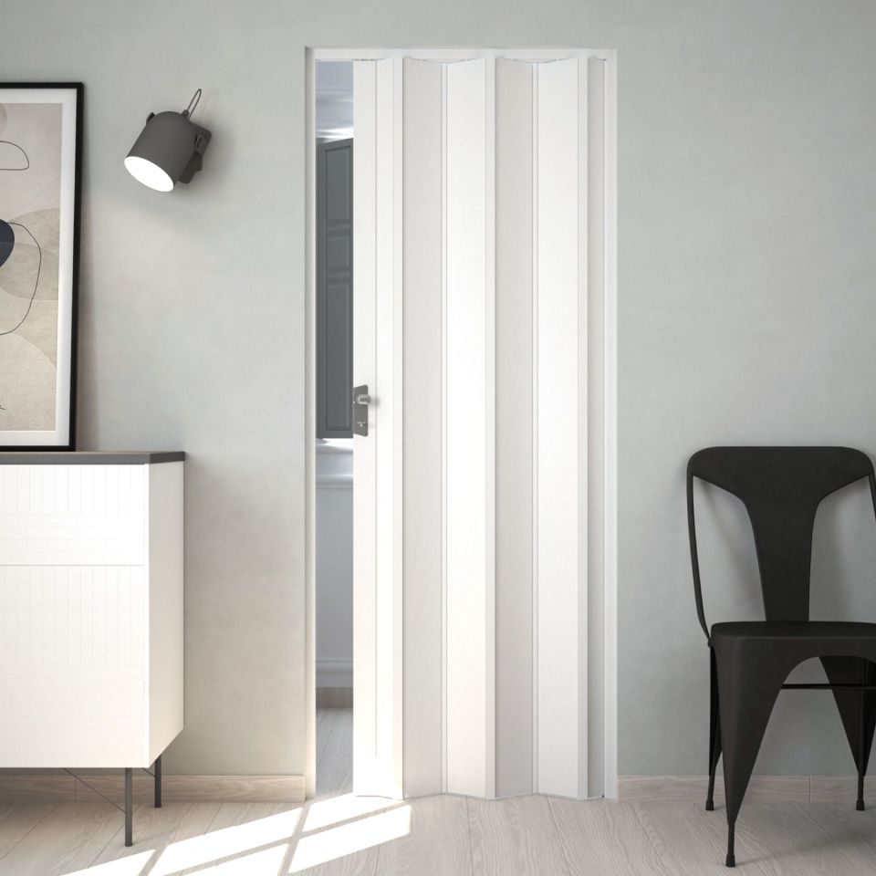 Puerta plegable pvc blanca instalada en una habitación