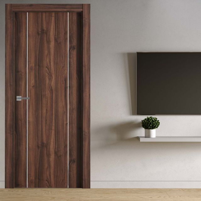 puerta laminada x1000 nogal selva perciber instalada en baño moderno con revestimiento gris