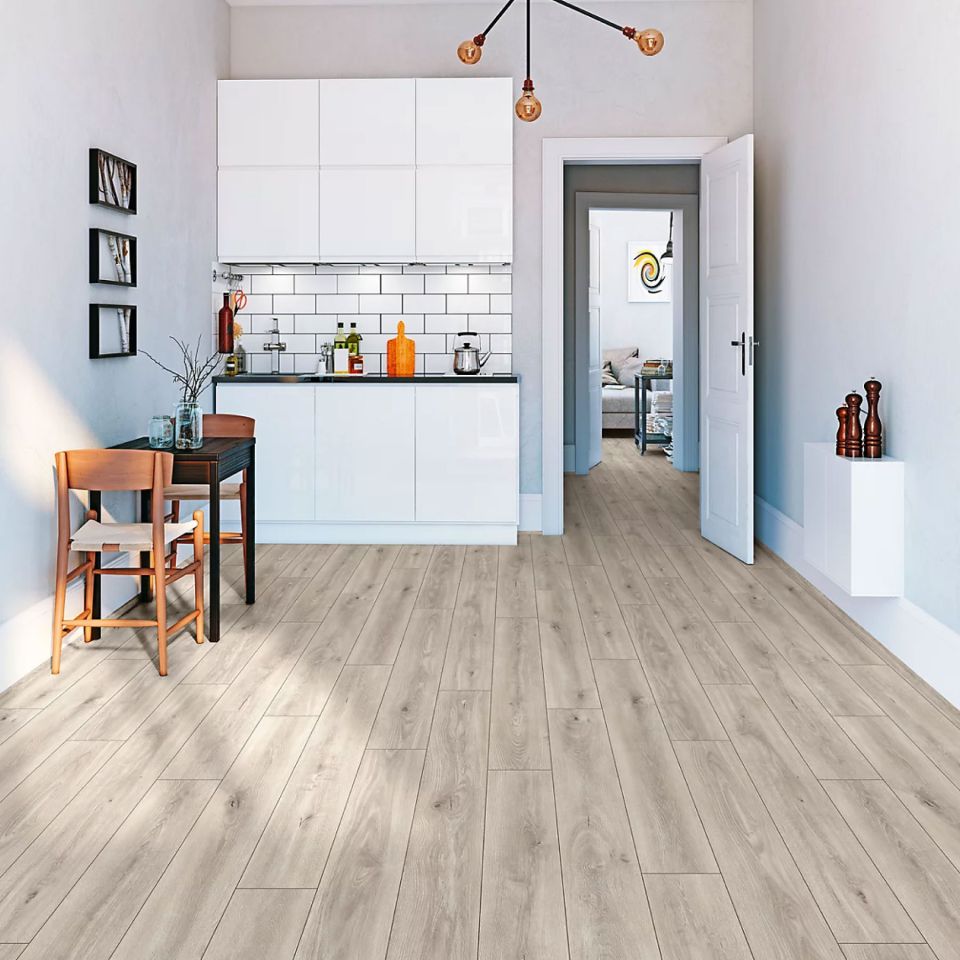 Suelo Laminado AC5 Hábitat Plus Roble 121 instalado en una cocina