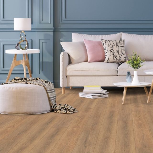 suelo laminado roble Sommer D3901 instalado en un salón