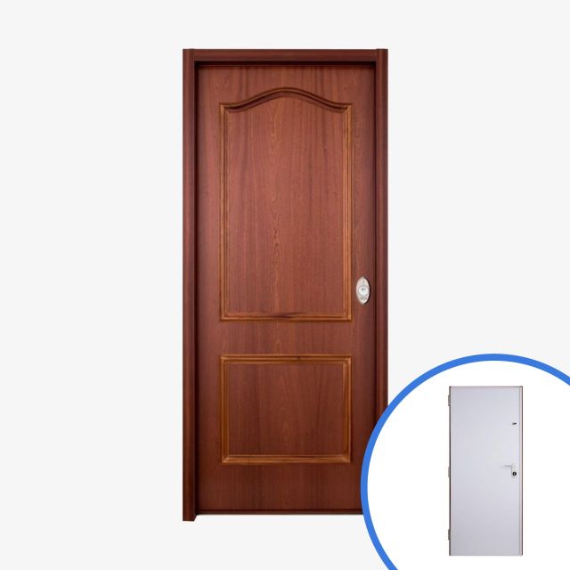 Puerta acorazada modelo provenzal en acabado sapelly, con panel decorativo clásico y cerradura de alta seguridad