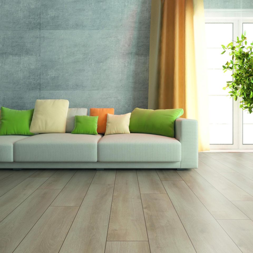 Suelo laminado roble beige d3902 instalado en un salón