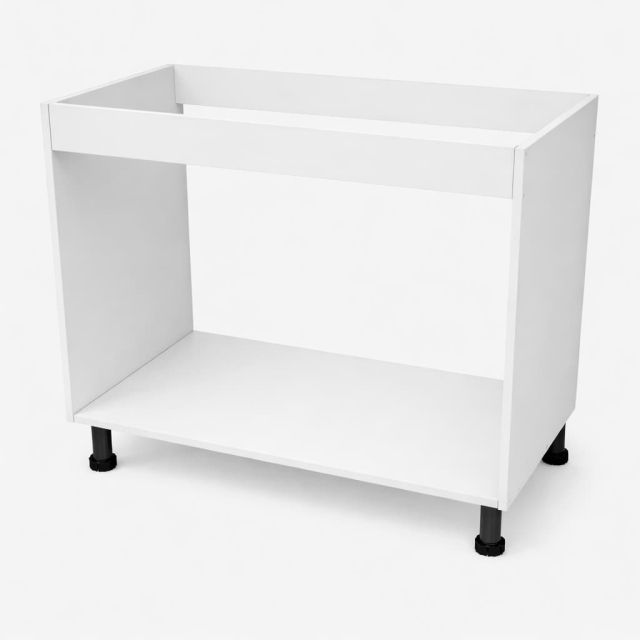 Mueble fregadero en color blanco, módulo bajo de cocina sin puertas, con estructura abierta, tablero superior preparado para fregadero y patas negras regulables sobre fondo blanco