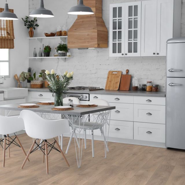 Suelo laminado Hidrófugo AC5 Hábitat Blonde Oak H 630 instalado en una cocina