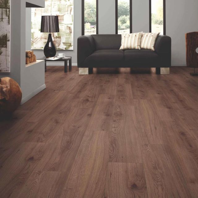 Suelo laminado roble marrón d3531 instalado en una habitación moderna
