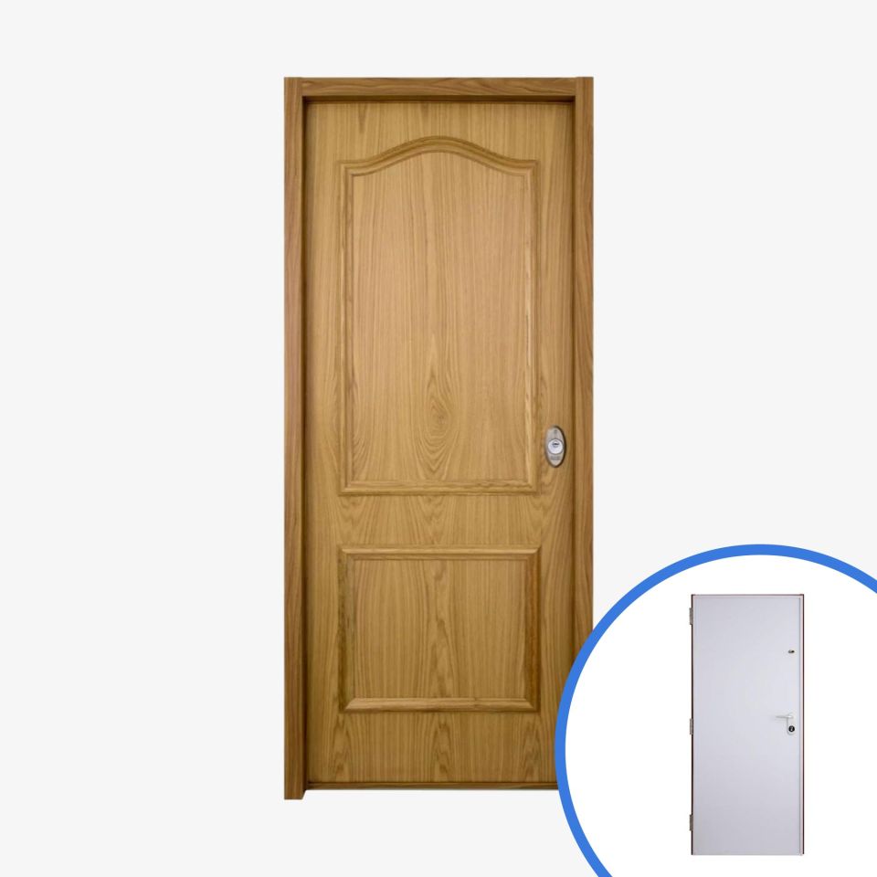 Vista frontal de puerta acorazada modelo Provenzal en acabado roble, diseño clásico con molduras y estructura de alta seguridad