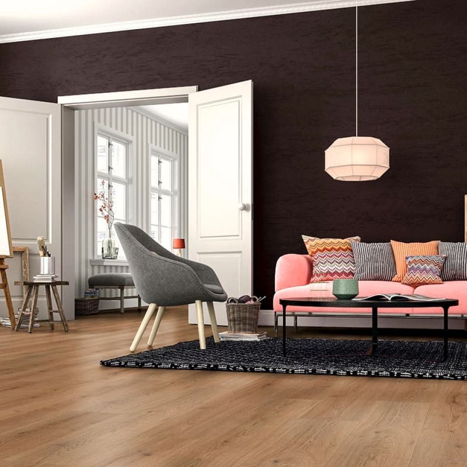 suelo laminado roble natural D3125 instalado en un salón