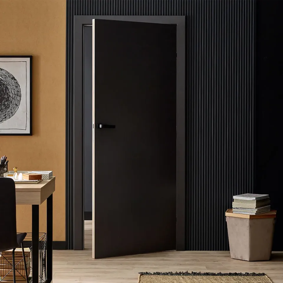 linerio s-line antracita instalada alrededor de una puerta
