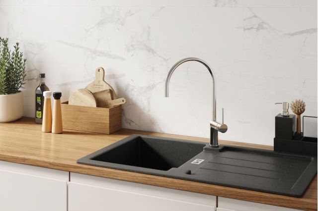 revestimiento pared spc calacatta snow instalado en una cocina