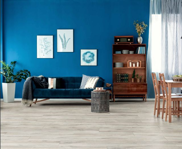 Suelo Laminado Hidrófugo AC5 10mm Residence Highland Oak Silver 1013 instalado en un salón