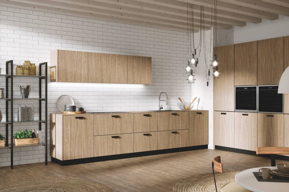 Cocina a medida con gabinetes olmo gris con tiradores de color negro.