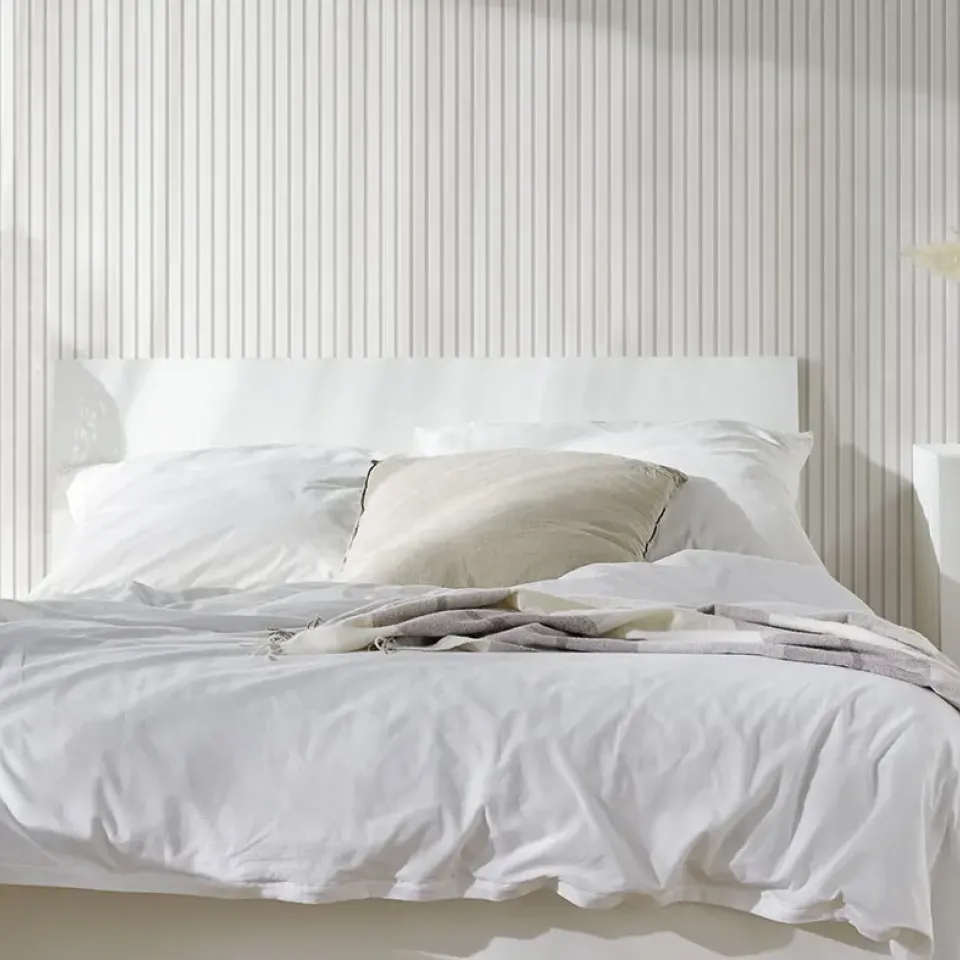 linerio m-line blanco instalado en una habitación